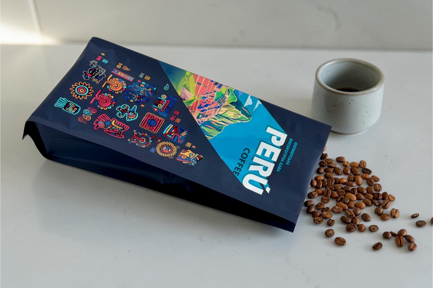 Sachet de café et grains de café